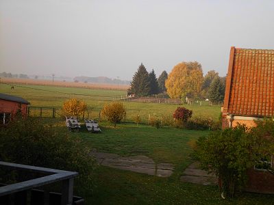 Blick über den Hof in die Landschaft