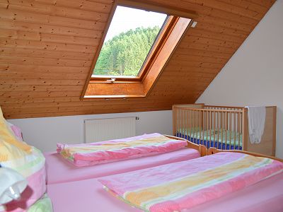 Schlafzimmer I mit Kinderbett