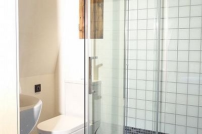 modernes Badezimmer mit Dusche