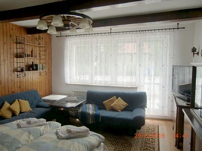 Wohnzimmer mit ausgeklappter Doppelliege
