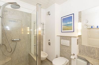 Granitbad mit WC Dusche und Bidet
