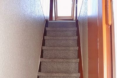 schmale Treppe ins Dachgeschoss