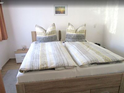 Doppelbett im Schlafzimmer