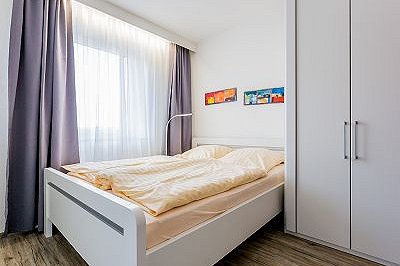 Doppelbett im zweiten Schlafzimmer